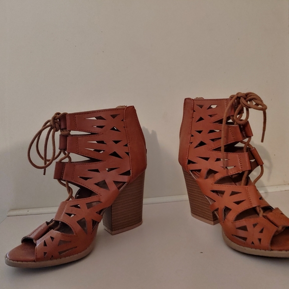 Tan chunky heel sandals - Picture 3 of 4